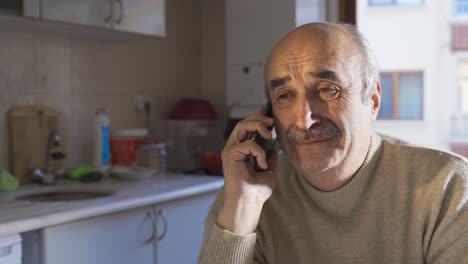 Anciano-Deprimido-Llorando-Hablando-Por-Teléfono.